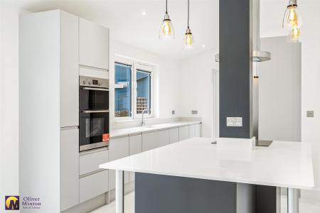 SUPERB OPEN PLAN LIVING ROOM / KITCHEN