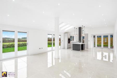 SUPERB OPEN PLAN LIVING ROOM / KITCHEN