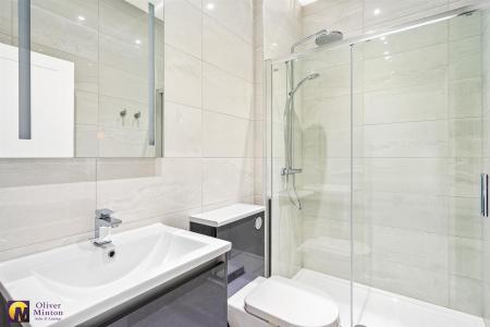 LUXURY EN-SUITE SHOWER ROOM