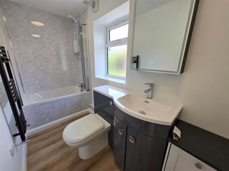 EN-SUITE BATHROOM