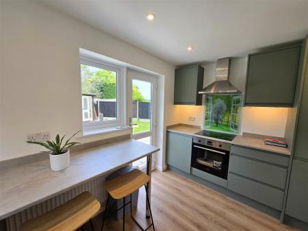 EXCELLENT FITTED KITCHEN