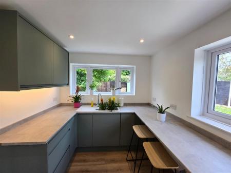 EXCELLENT FITTED KITCHEN