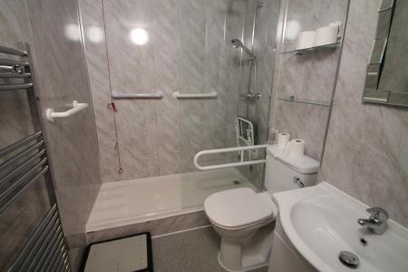 6 friars shower room.jpg