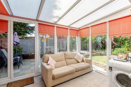 8647718-interior01.jpg