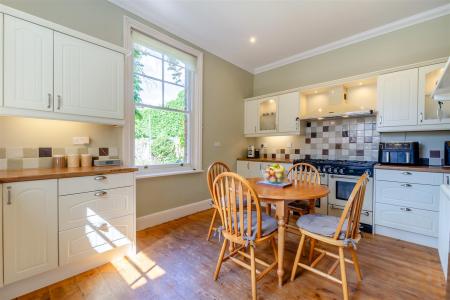 8649172-interior10.jpg
