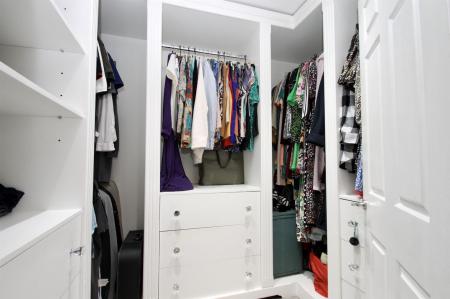 Walk-in Wardrobe.jpg