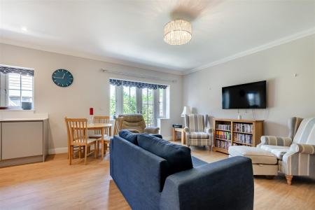 Lounge/Dining/Kitchen Area