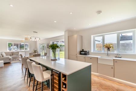 Kitchen/Breakfast/Dining Area