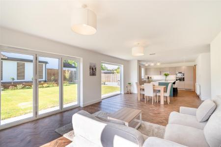 Kitchen/Breakfast/Dining Area