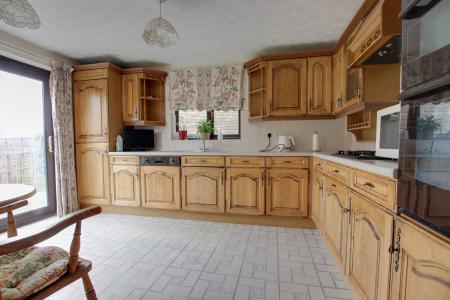 KITCHEN/BREAKFAST ROOM