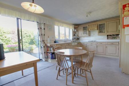 KITCHEN/BREAKFAST ROOM