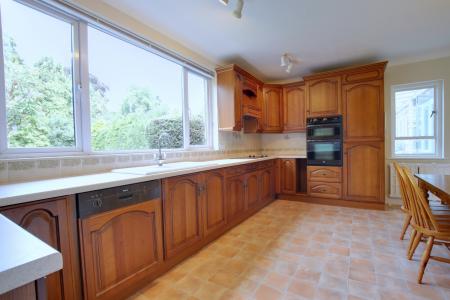 KITCHEN/BREAKFAST ROOM