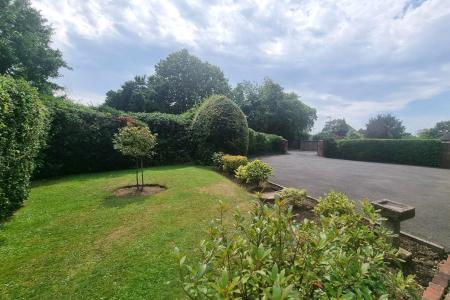 FRONT GARDEN/DRIVEWAY