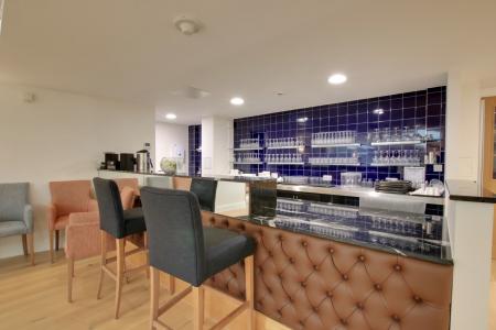 LOUNGE BAR