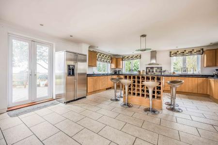 KITCHEN/BREAKFAST ROOM