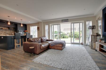 FAMILY ROOM/KITCHEN DINER