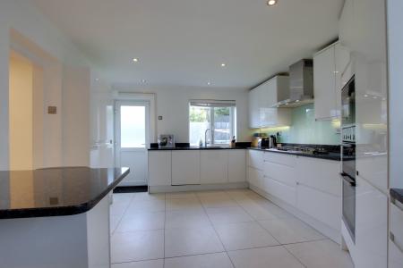 KITCHEN/BREAKFAST ROOM