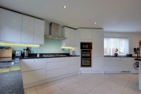 KITCHEN/BREAKFAST ROOM