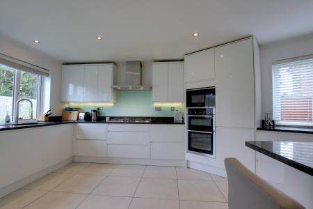 KITCHEN/BREAKFAST ROOM