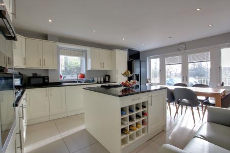 KITCHEN BREAKFAST ROOM