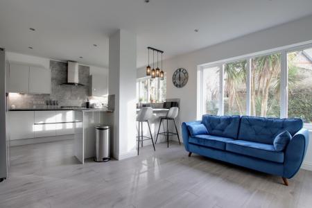 KITCHEN/BREAKFAST AREA