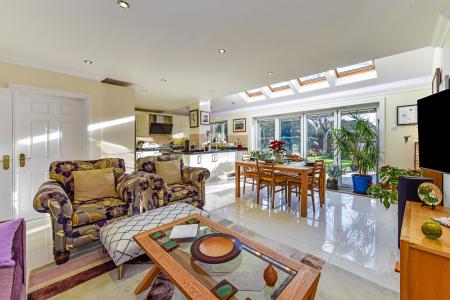 KITCHEN/DINER/FAMILY ROOM