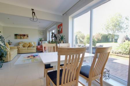 DINING/FAMILY AREA