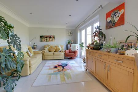 DINING/FAMILY AREA