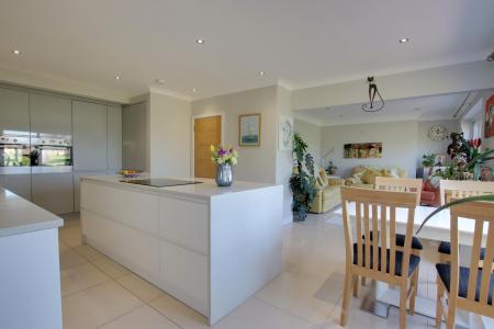 KITCHEN/DINING AREA