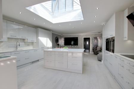 KITCHEN/DINER/FAMILY ROOM