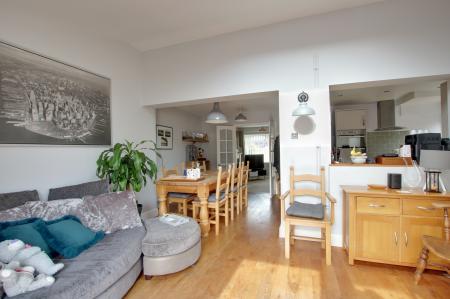 DINING/FAMILY ROOM