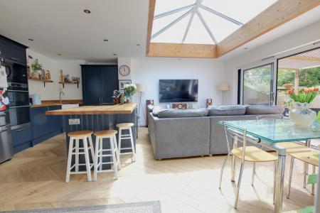 KITCHEN/DINER/FAMILY ROOM