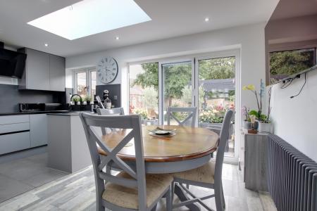 KITCHEN/DINING AREA