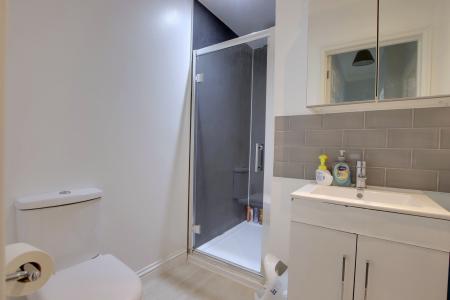 FLAT ONE-SHOWER ROOM