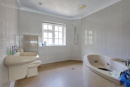 WET ROOM AREA BEDROOM ONE