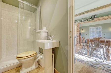 Annexe bathroom.jpg