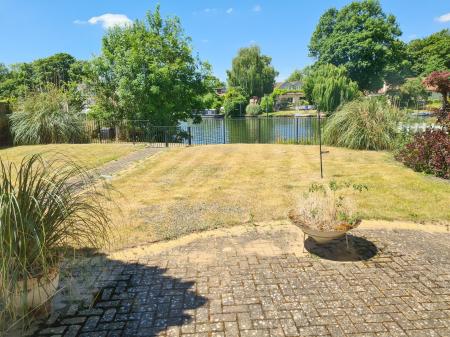 Riverside Home - Staines-upon-Thames