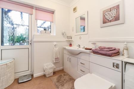 GROUND FLOOR SHOWER ROOM