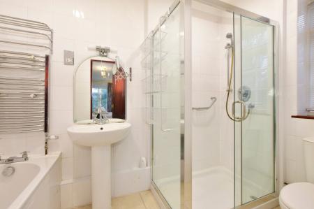 4-Piece Ground Floor En suite Bathroom