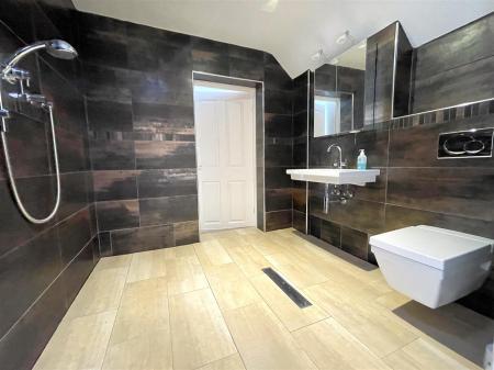 MASTER SUITE WET ROOM