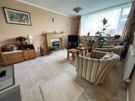 OPEN PLAN LIVING/DINING ROOM