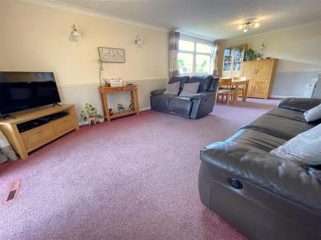 SITTING/DINING ROOM