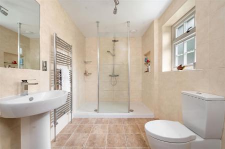 FAMILY SHOWER ROOM