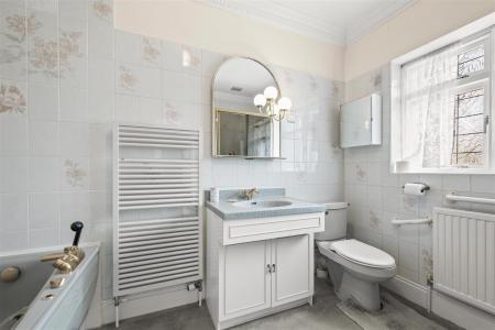 ENSUITE BATH/SHOWER ROOM