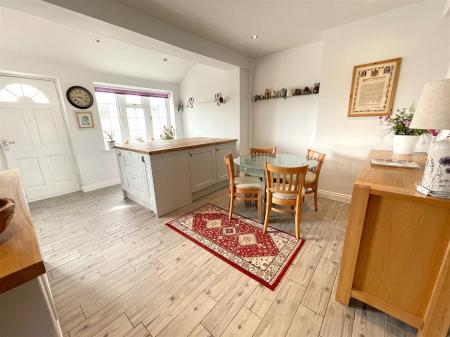 OPEN PLAN L SHAPED LIVING/DINING KITCHEN