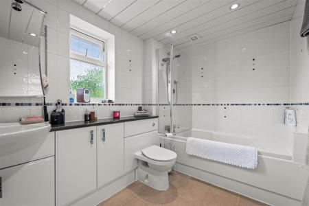 ENSUITE BATHROOM