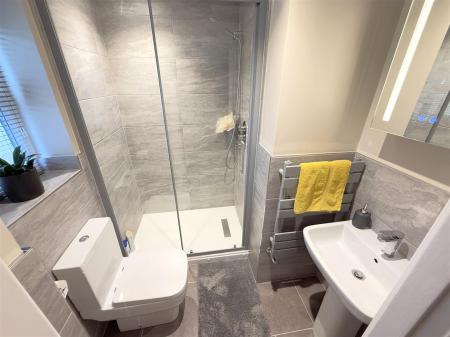 L SHAPED ENSUITE SHOWER ROOM