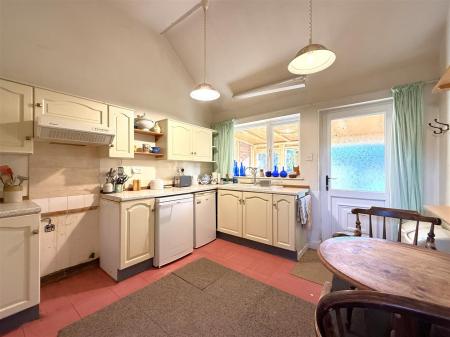 L SHAPED BREAKFAST KITCHEN