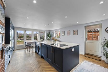OPEN PLAN LIVING/DINING KITCHEN