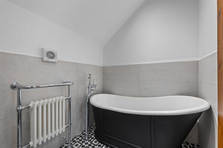 ENSUITE BATHROOM